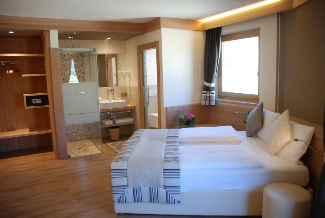 ליביניו Hotel Bondi 3*,  איטליה