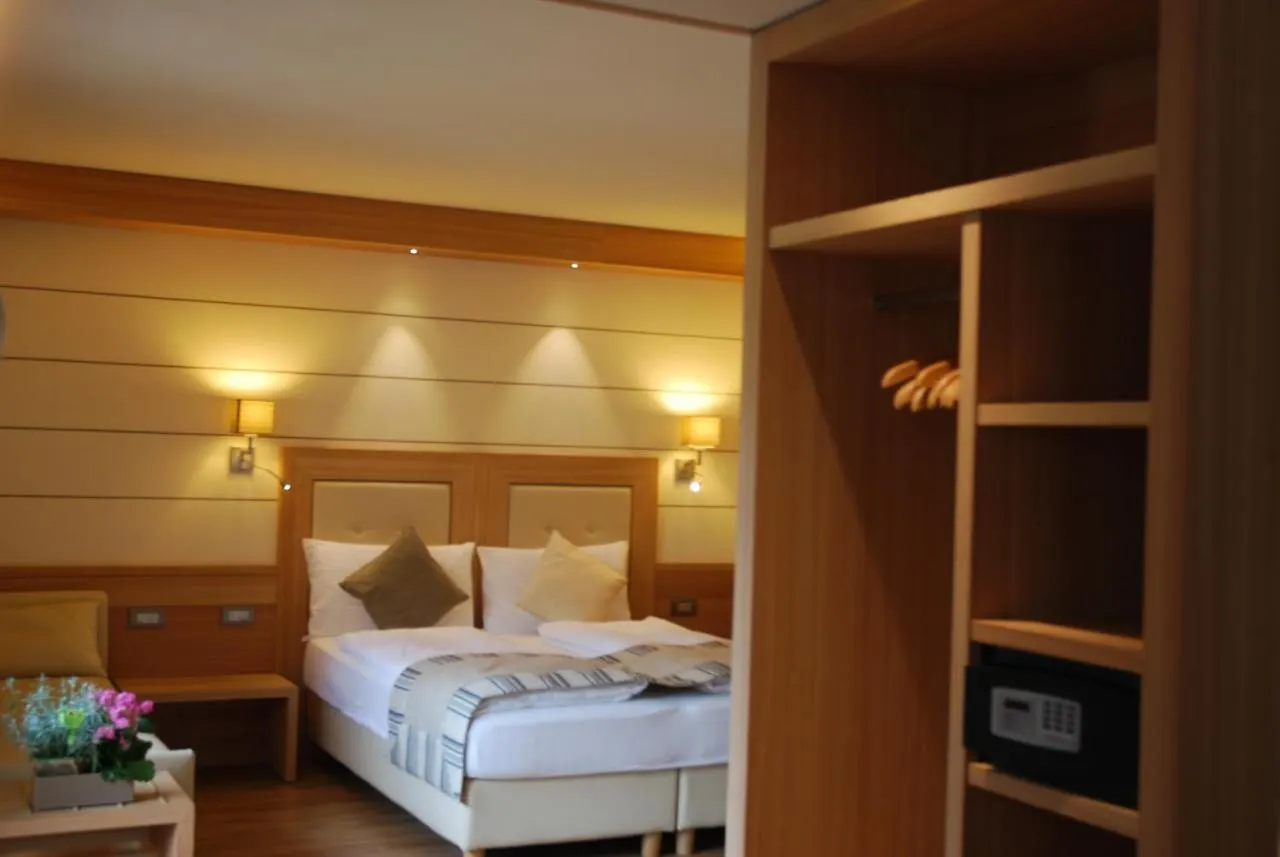 *** לינה וארוחת בוקר ליביניו Hotel Bondi איטליה