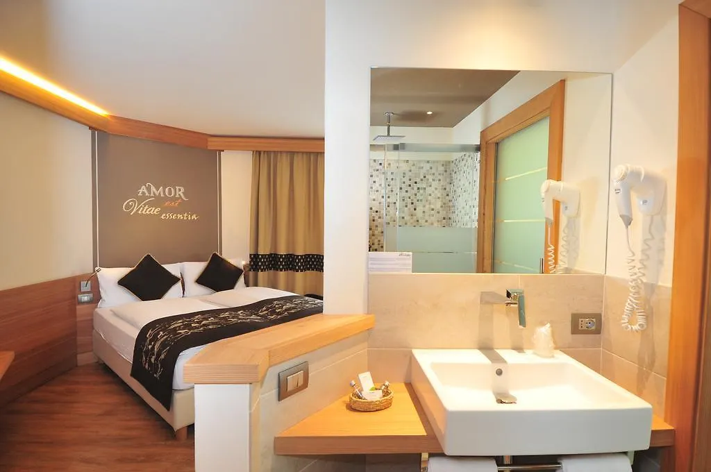 ליביניו Hotel Bondi 3*,  איטליה